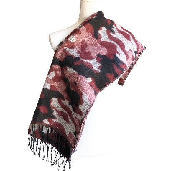 Steve Madden Camo Print Black Maroon Scarf NWT - Picture 5 of 5